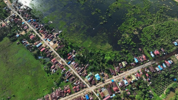 Foto udara permukiman warga terendam banjir luapan Sungai Lasolo di Desa Labungga, Kecamatan Andowia, Konawe Utara, Sulawesi Tenggara, Minggu (12/5/2024). Pihak BPBD setempat mengidentifikasi terdapat dua yaitu Desa Padalere di Kecamatan Wiwirano dan Desa Aseminunulai di Kecamatan Asera yang terisolir akibat banjir bandang luapan Sungai Lalindu dan Sungai Lasolo yang mengakibatkan akses jalan putus. ANTARA FOTO/Jojon/rwa.
