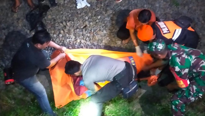 Evakuasi korban bunuh diri di Blitar
