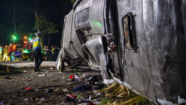 Petugas kepolisian mengevakuasi korban kecelakaan bus pariwisata di Desa Palasari, Kecamatan Ciater, Kabupaten Subang, Jawa Barat, Sabtu (11/5/2024). Dinas Kesehatan Kabupaten Subang mencatat, dalam kecelakaan bus yang membawa rombongan siswa SMK Lingga Kencana Depok tersebut untuk sementara terdapat 11 orang korban meninggal dunia yang terdiri dari 10 orang siswa SMK dan 1 orang pemotor asal Cibogo Kabupaten Subang. ANTARA FOTO/Raisan Al Farisi/aww.