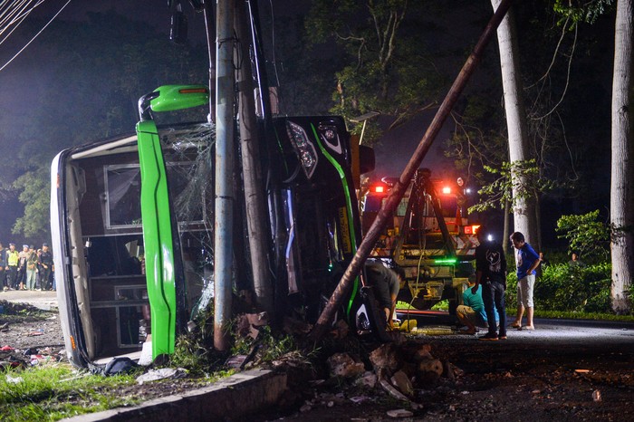 Petugas kepolisian mengevakuasi korban kecelakaan bus pariwisata di Desa Palasari, Kecamatan Ciater, Kabupaten Subang, Jawa Barat, Sabtu (11/5/2024). Dinas Kesehatan Kabupaten Subang mencatat, dalam kecelakaan bus yang membawa rombongan siswa SMK Lingga Kencana Depok tersebut untuk sementara terdapat 11 orang korban meninggal dunia yang terdiri dari 10 orang siswa SMK dan 1 orang pemotor asal Cibogo Kabupaten Subang. ANTARA FOTO/Raisan Al Farisi/aww.