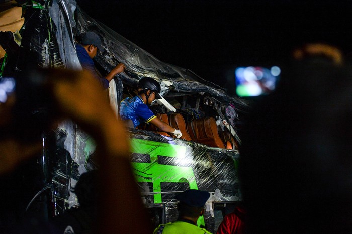 Petugas kepolisian mengevakuasi korban kecelakaan bus pariwisata di Desa Palasari, Kecamatan Ciater, Kabupaten Subang, Jawa Barat, Sabtu (11/5/2024). Dinas Kesehatan Kabupaten Subang mencatat, dalam kecelakaan bus yang membawa rombongan siswa SMK Lingga Kencana Depok tersebut untuk sementara terdapat 11 orang korban meninggal dunia yang terdiri dari 10 orang siswa SMK dan 1 orang pemotor asal Cibogo Kabupaten Subang. ANTARA FOTO/Raisan Al Farisi/aww.