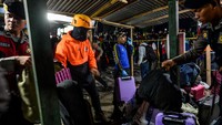Satu jasad korban asal Subang saat ini juga telah diserahkan ke pihak keluarga. Korban tersebut diketahui merupakan pengendara motor yang berada di lokasi saat kecelakaan berlangsung.