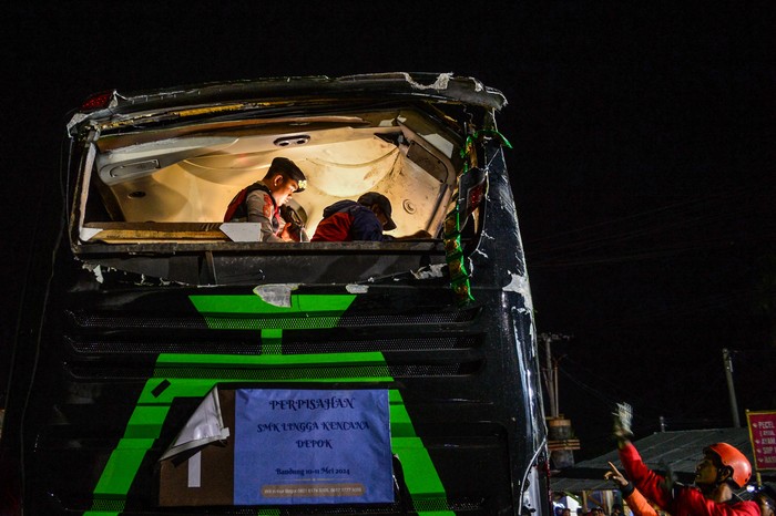 Petugas kepolisian mengevakuasi korban kecelakaan bus pariwisata di Desa Palasari, Kecamatan Ciater, Kabupaten Subang, Jawa Barat, Sabtu (11/5/2024). Dinas Kesehatan Kabupaten Subang mencatat, dalam kecelakaan bus yang membawa rombongan siswa SMK Lingga Kencana Depok tersebut untuk sementara terdapat 11 orang korban meninggal dunia yang terdiri dari 10 orang siswa SMK dan 1 orang pemotor asal Cibogo Kabupaten Subang. ANTARA FOTO/Raisan Al Farisi/aww.
