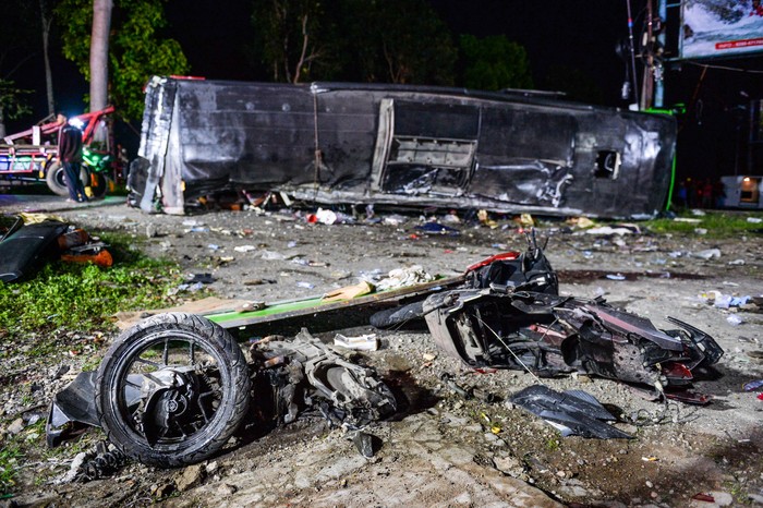 Petugas kepolisian mengevakuasi korban kecelakaan bus pariwisata di Desa Palasari, Kecamatan Ciater, Kabupaten Subang, Jawa Barat, Sabtu (11/5/2024). Dinas Kesehatan Kabupaten Subang mencatat, dalam kecelakaan bus yang membawa rombongan siswa SMK Lingga Kencana Depok tersebut untuk sementara terdapat 11 orang korban meninggal dunia yang terdiri dari 10 orang siswa SMK dan 1 orang pemotor asal Cibogo Kabupaten Subang. ANTARA FOTO/Raisan Al Farisi/aww.