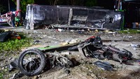 Kondisi bangkai bus dan motor yang terlibat kecelakaan di Desa Palasari, Kecamatan Ciater, Kabupaten Subang, Jawa Barat, Sabtu (11/5/2024).