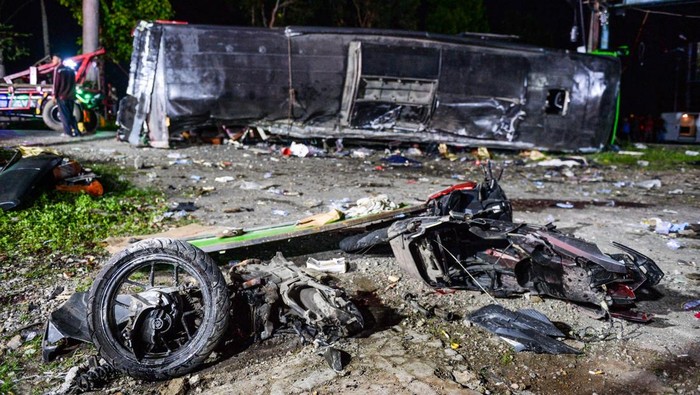 Evakuasi korban kecelakaan bus di Palasari Subang Petugas kepolisian mengevakuasi korban kecelakaan bus pariwisata di Desa Palasari, Kecamatan Ciater, Kabupaten Subang, Jawa Barat, Sabtu (11/5/2024). Dinas Kesehatan Kabupaten Subang mencatat, dalam kecelakaan bus yang membawa rombongan siswa SMK Lingga Kencana Depok tersebut untuk sementara terdapat 11 orang korban meninggal dunia yang terdiri dari 10 orang siswa SMK dan 1 orang pemotor asal Cibogo Kabupaten Subang. ANTARA FOTO/Raisan Al Farisi/aww.