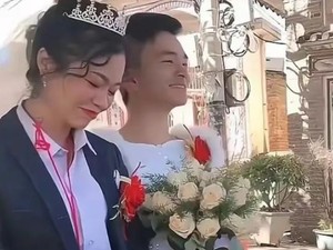Ada Pilu di Balik Pernikahan Wanita Berjas dan Pria Bergaun Ini