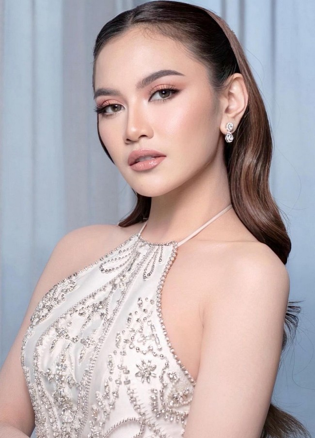 Riasan wajah soft glam hasil kreasi tangan makeup artist Dhirman Putra mengaksentuasi kecantikan alami penyanyi 24 tahun ini. Foto: Instagram/@axioo @thebridestory @hiantjen @dhirmanputra