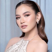 Riasan wajah soft glam hasil kreasi tangan makeup artist Dhirman Putra mengaksentuasi kecantikan alami penyanyi 24 tahun ini. Foto: Instagram/@axioo @thebridestory @hiantjen @dhirmanputra