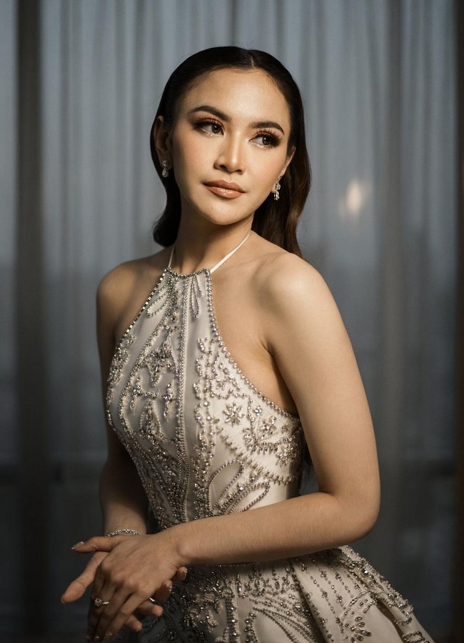 Sapuan eyeshadow bernuansa rose gold, blush on pink dan lipstik nude membuat wajahnya manglingi tanpa terlihat berlebihan. Foto: Instagram/@axioo @thebridestory @hiantjen @dhirmanputra