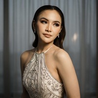 Sapuan eyeshadow bernuansa rose gold, blush on pink dan lipstik nude membuat wajahnya manglingi tanpa terlihat berlebihan. Foto: Instagram/@axioo @thebridestory @hiantjen @dhirmanputra