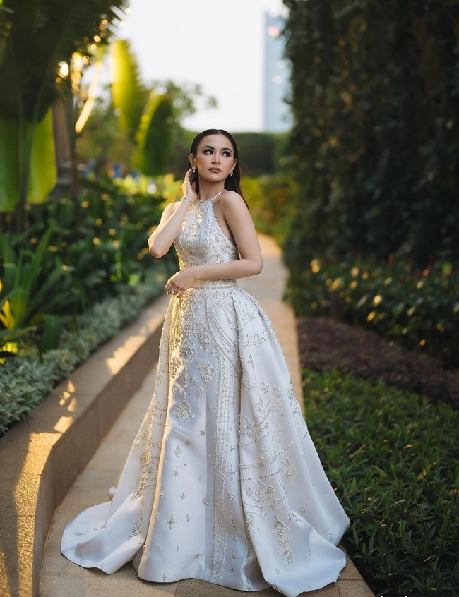Mahalini mempercayakan desainer Hian Tjen membuatkan gaun untuk acara resepsi. Foto: Instagram/@axioo @thebridestory @hiantjen @dhirmanputra