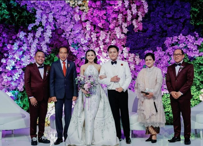 Gaun bervolume dengan rok melebar membuat penampilan Mahalini cantik bak princess. Foto: Instagram/@axioo @thebridestory @hiantjen @dhirmanputra