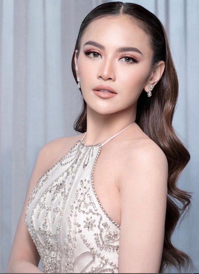 Rambutnya yang panjang ditata simple dengan dikuncir tengah dan dibuat bergelombang di bagian bawah. Aksesori rambut yang juga minimalis melengkapi tatanan rambut sederhana namun tetap indah. Foto: Instagram/@axioo @thebridestory @hiantjen @dhirmanputra