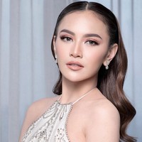 Rambutnya yang panjang ditata simple dengan dikuncir tengah dan dibuat bergelombang di bagian bawah. Aksesori rambut yang juga minimalis melengkapi tatanan rambut sederhana namun tetap indah. Foto: Instagram/@axioo @thebridestory @hiantjen @dhirmanputra