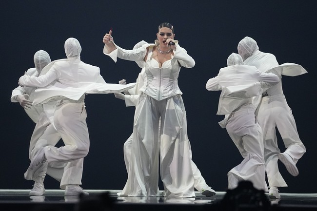 Ia melantunkan lagunya yang bertajuk ‘Grito’. Daily Mail mengabarkan, Iolanda menutup penampilannya dengan berpesan: ‘Perdamaian akan menang.” (Foto: AP Photo/Martin Meissner)