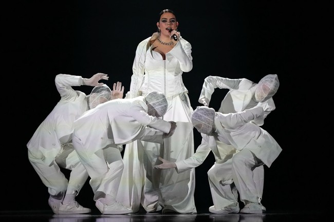 Eurovision 2024 dibayangi kontroversi setelah para pesertanya menyatakan sikap dukungan kepada Palestina, baik secara verbal maupun lewat gaya saat beraksi di panggung. Tanpa terkecuali Iolanda, perwakilan dari Portugal. (Foto: AP Photo/Martin Meissner)