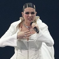 Ia tampak bersolek dengan nail art yang dihiasi motif keffiyeh, kain yang erat sebagai simbol Palestina. (Foto: AP Photo/Martin Meissner)