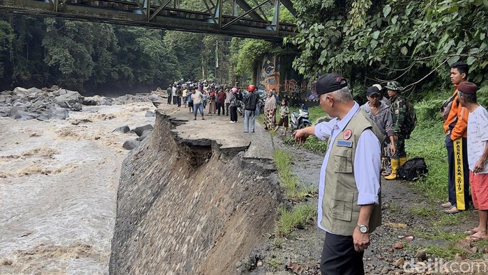 Gubernur Sumbar, Mahyeldi saat meninjau lokasi bencana di Padang Panjang, Minggu (12/5/2024). (Jeka Kampai/detikSumut)