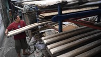 Perajin menata papan tempe saat proses pembuatan di Kampung Tempe, Sunter Jaya, Jakarta Utara, Minggu (12/5/2024).