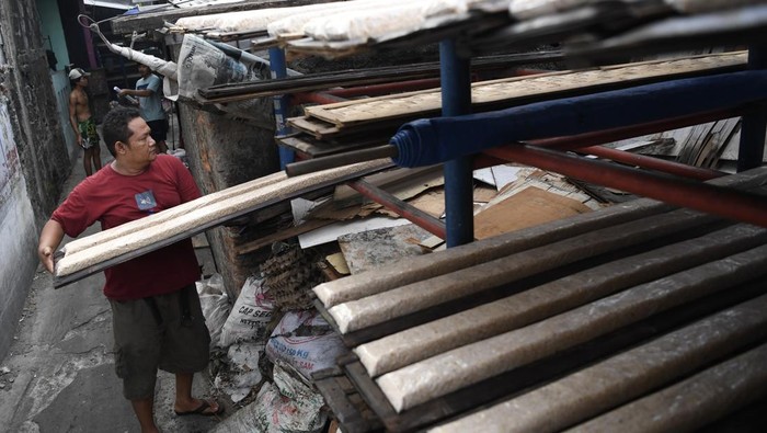Harga kedelai naik dampak nilai tukar rupiah Perajin mengangkut papan tempe saat proses pembuatan di Kampung Tempe, Sunter Jaya, Jakarta Utara, Minggu (12/5/2024). Menurut perajin, kedelai yang merupakan bahan baku tempe mengalami kenaikan harga dari Rp800 ribu menjadi Rp1,4 juta per kuintalnya akibat tren pelemahan nilai tukar rupiah terhadap dolar AS. ANTARA FOTO/M Risyal Hidayat/rwa.