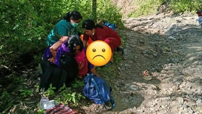 Ibu hamil di Tana Toraja, Sulsel saat melahirkan di pinggir jalan.