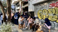 Selain itu, ada pula yang berburu sarapan di Jalan Braga. Salah satunya Bubur Ayam Braga Dr Mantepbb yang pelanggannya sudah antre panjang begitu warung buka tepat pukul 07.00 WIB.(Foto: Anindyadevi Aurellia/detikJabar).