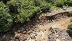 Jalan Lintas Padang-Bukittinggi Putus Imbas Banjir Bandang
