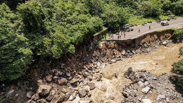 Jalan Lintas Padang-Bukittinggi Putus Imbas Banjir Bandang