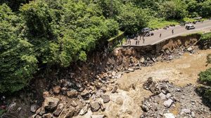 Jalan Lintas Padang-Bukittinggi Putus Imbas Banjir Bandang
