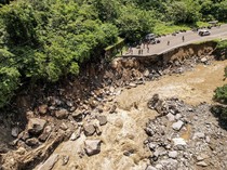 Jalan Lintas Padang-Bukittinggi Putus Imbas Banjir Bandang