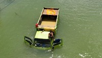 Bahkan, seorang sopir truk bertahan di atas kendaraannya.