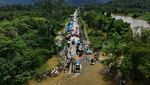 Potret Kendaraan Terjebak Banjir Bandang di Trans Sulawesi