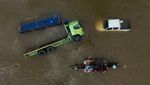 Potret Kendaraan Terjebak Banjir Bandang di Trans Sulawesi
