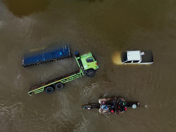 Potret Kendaraan Terjebak Banjir Bandang di Trans Sulawesi