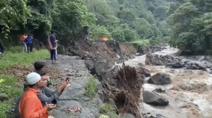 Jalur menghubungkan Padang-Bukittinggi putus total akibat banjir bandang. Badan jalan amblas di kawasan Lembah Anai. (dok. Istimewa)