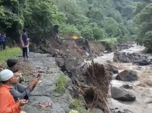 Penampakan Jalur Padang-Bukittinggi Lumpuh Total Imbas Banjir Bandang