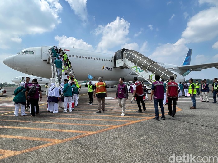 Jemaah calon haji kloter 1 Embarkasi Solo menaiki pesawat di Bandara Adi Soemarmo, Boyolali, untuk diterbangkan ke Arab Saudi, Minggu (12/5/2024).