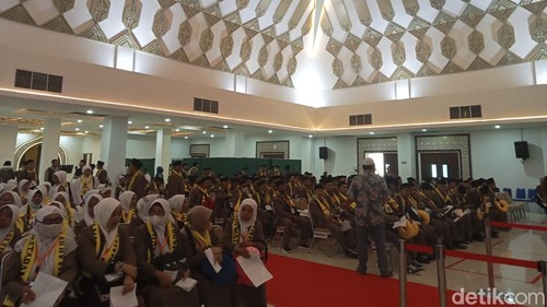 Jemaah haji kloter 1 embarkasi Lombok saat menjalani pemeriksaan di Asrama Haji NTB, pada Sabtu (11/5/2024). (Foto: Helmy Akbar/detikBali)