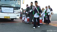 Ada ratusan warga Bojonegoro yang masuk kloter pertama embarkasi Surabaya (Foto: Suparno/detikJatim)