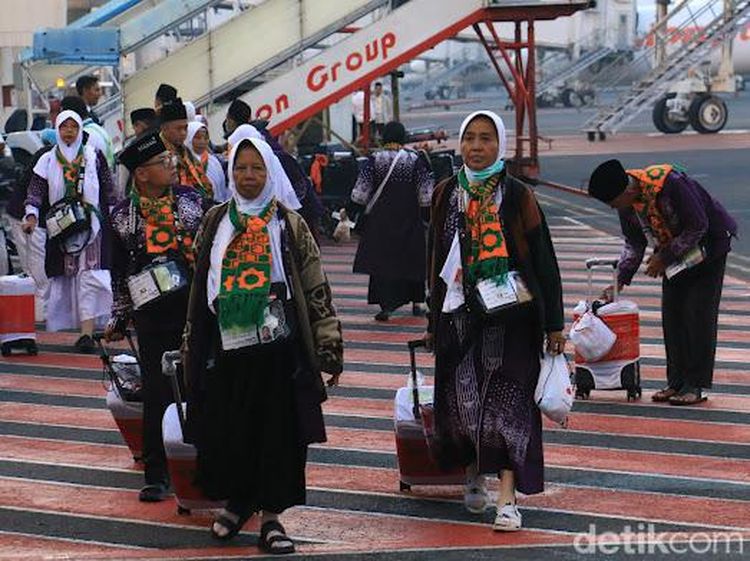 Ratusan Calon Jemaah Haji Embarkasi Surabaya Mulai Terbang ke Tanah Suci
