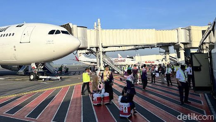 Jemaah haji kloter pertama asal Embarkasi Surabaya berangkat ke Tanah Suci dari Bandara Juanda