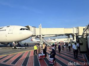 Jemaah Haji Kloter Pertama Berangkat dari Bandara Juanda ke Tanah Suci