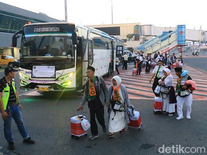 Jemaah haji kloter pertama asal Embarkasi Surabaya berangkat ke Tanah Suci lewat Bandara Juanda Jemaah haji kloter pertama asal Embarkasi Surabaya berangkat ke Tanah Suci dari Bandara Juanda