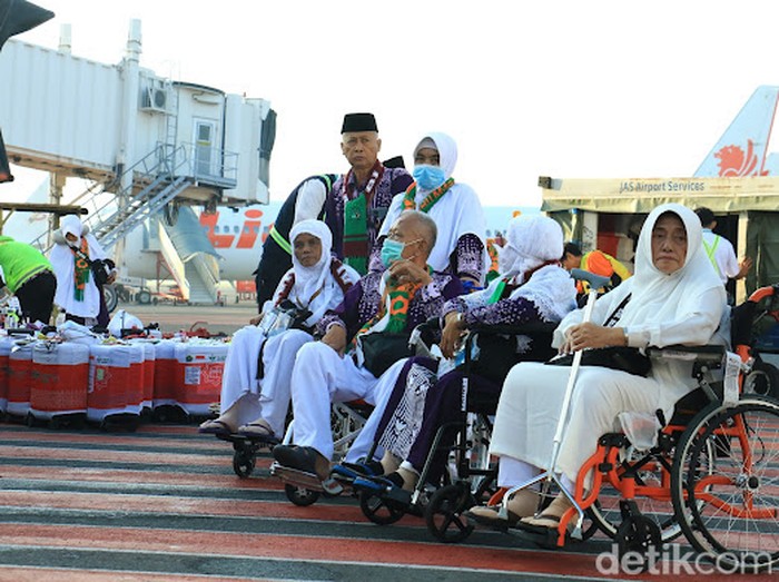 Jemaah haji kloter pertama asal Embarkasi Surabaya berangkat ke Tanah Suci dari Bandara Juanda