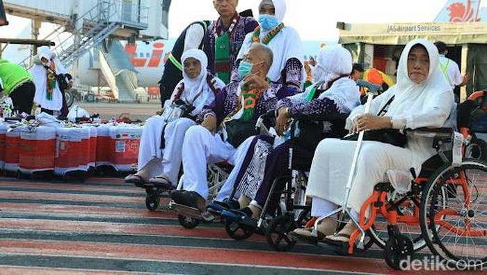 Jemaah haji kloter pertama asal Embarkasi Surabaya berangkat ke Tanah Suci dari Bandara Juanda