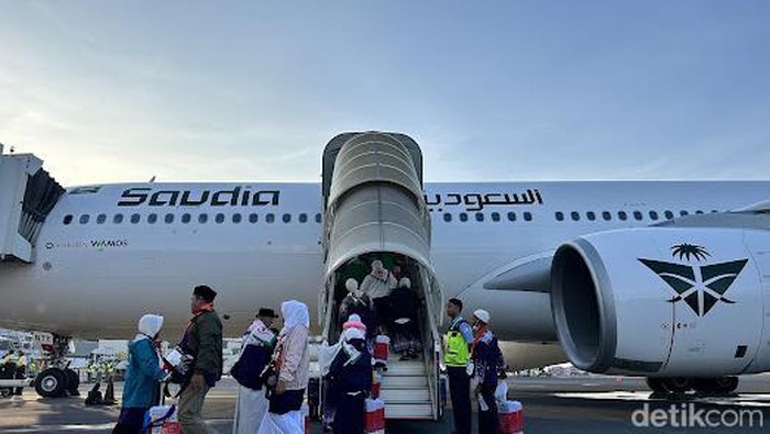 Jemaah haji kloter pertama asal Embarkasi Surabaya berangkat ke Tanah Suci dari Bandara Juanda