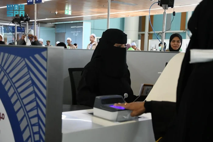 Jemaah haji Thailand 2024 Jemaah haji asal Thailand kloter pertama tiba di Bandara Internasional Pangeran Mohammed bin Abdulaziz di Madinah, Kamis (9/5/2024).