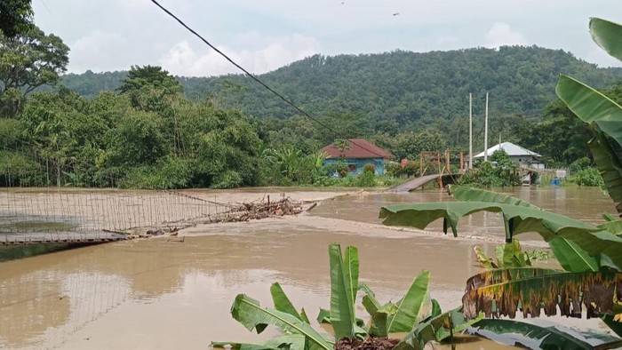 Jembatan gantung rusak di Desa Pusar, Baturaja Barat.