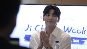 Ji Chang Wook hari ini tampil dengan busana santai atasan putih yang membuatnya makin glowing. Atmi Ahsani Yusron/detikpop